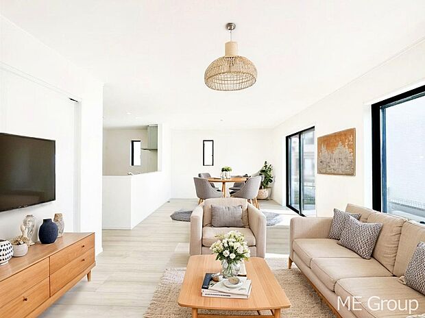 ゆとりある広さが嬉しいリビングは家族みんなの憩いの空間です　※家具はCGです