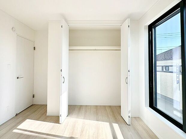 洋室のクローゼット。奥行きがあるので厚手の衣類もすっきり収まります。