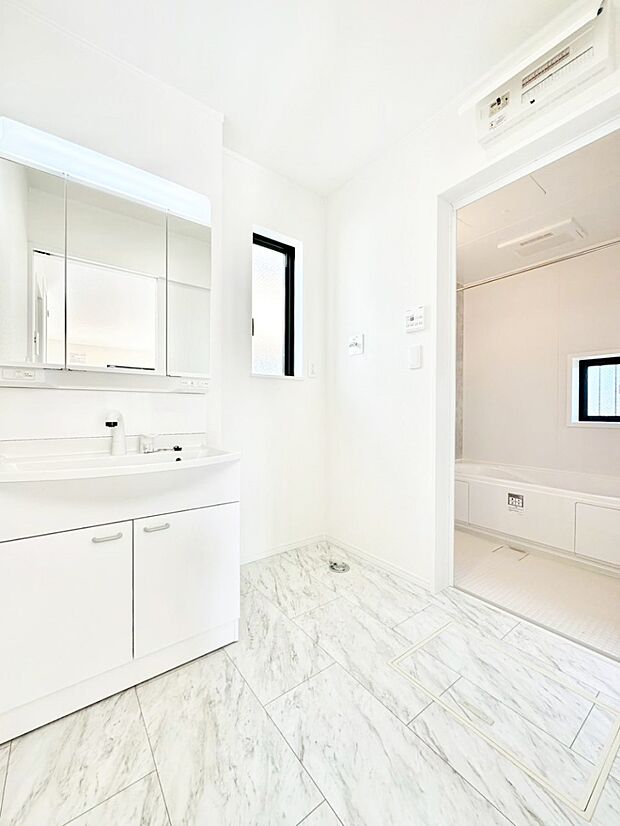 清潔感溢れるホワイトカラーを基調としたランドリースペース