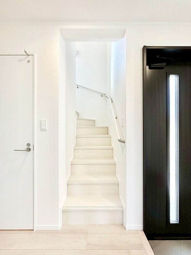 階段は手すり付きなので小さなお子さまやご高齢の方も安心です