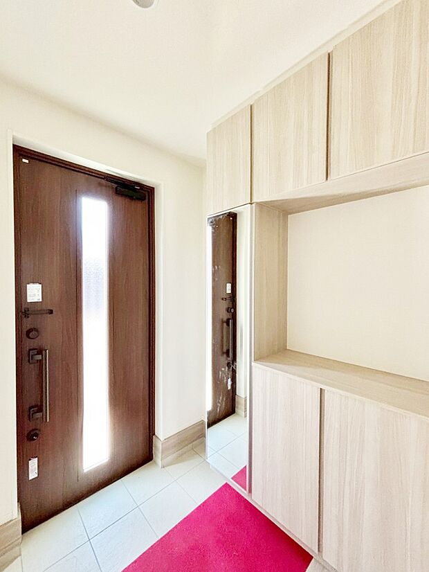 ガラススリットの入った玄関ドアが室内に光を届けてくれます