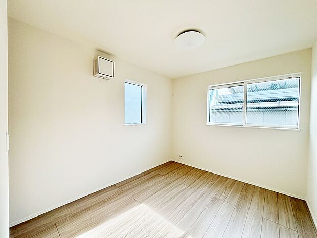 窓からのやさしい光が心地よいプライベートルーム