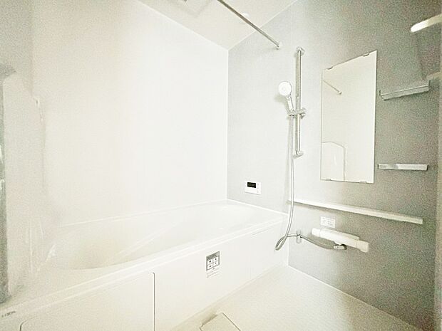 一日の疲れを癒してくれる明るい清潔感のあるバスルーム