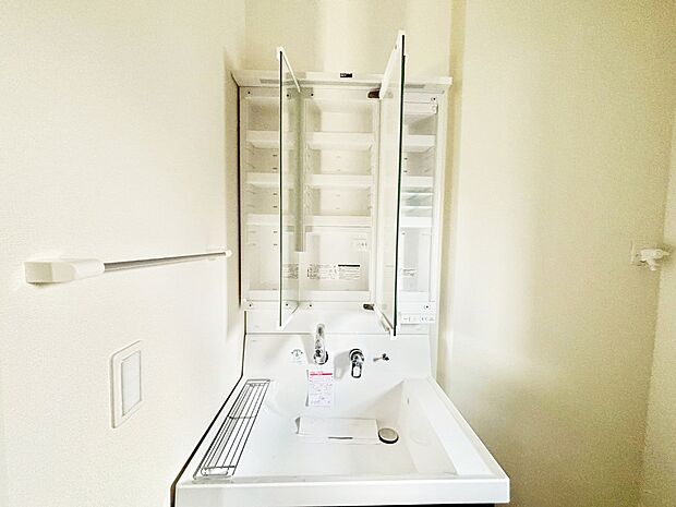 三面鏡の裏に、化粧品や衛生用品などを収納可能。洗面台をすっきりと保ちます!