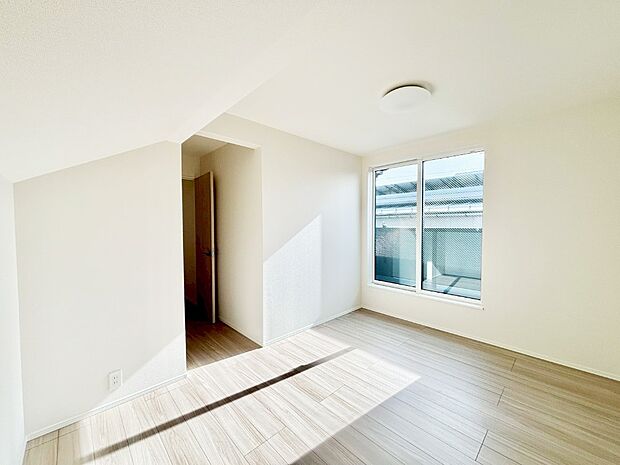 バルコニーが開放感をプラスしてくれる洋室