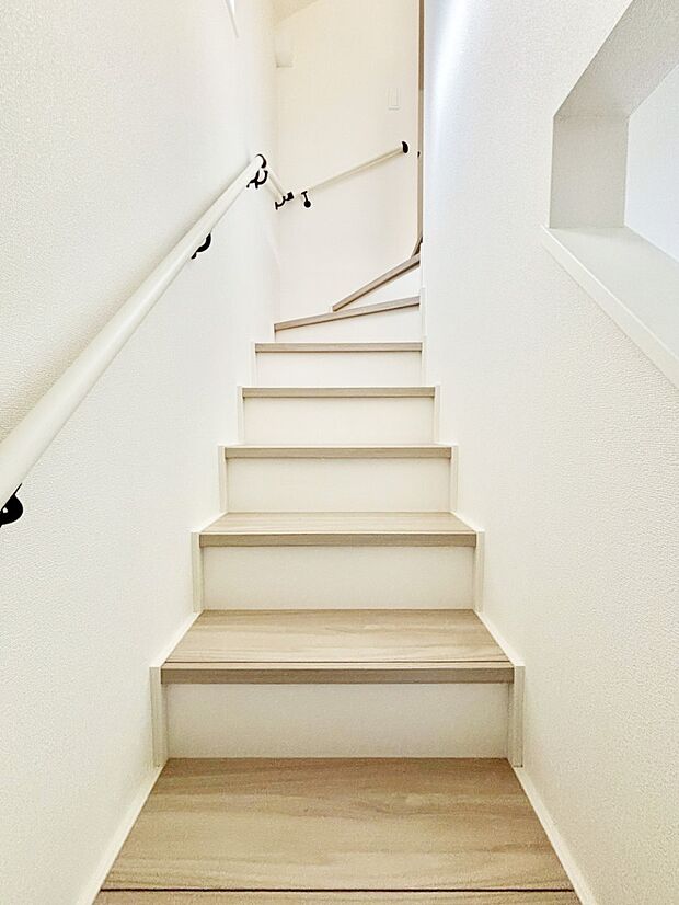 階段は手すり付きなので小さなお子さまやご高齢の方も安心です