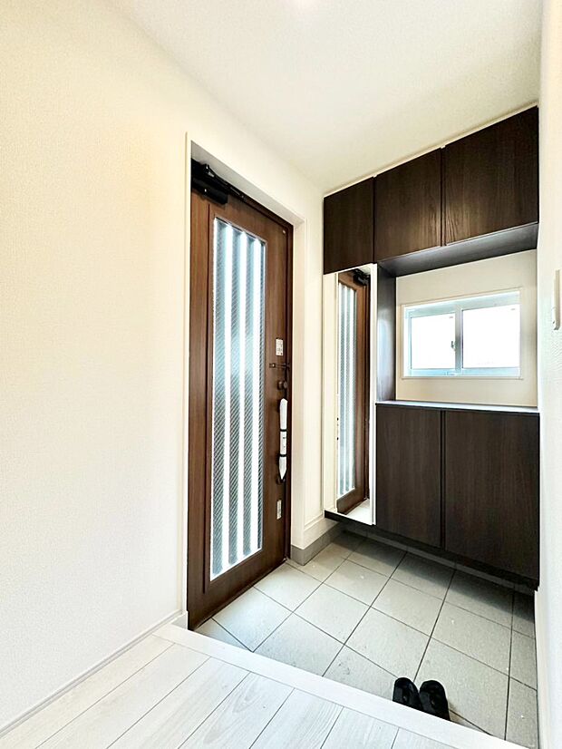 下駄箱はご家族の写真や季節のインテリアで飾り棚として演出できます