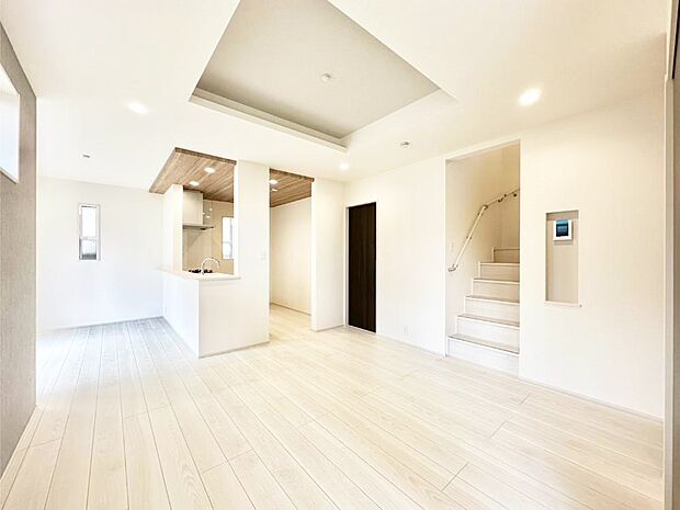 ご家族の賑やかな話し声で包まれる明るいリビング