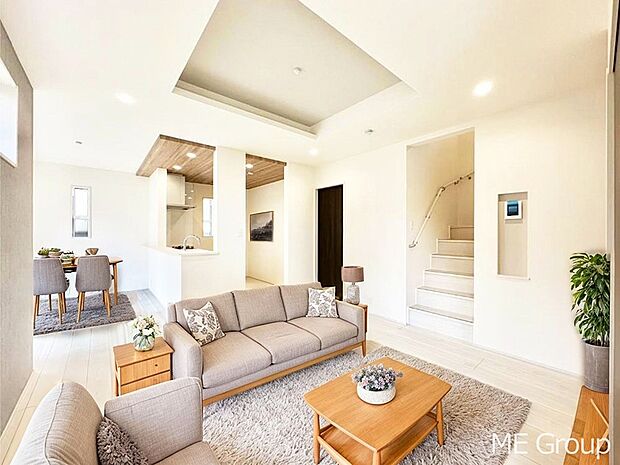 落ち着いた雰囲気のLDKは家族みんなの快適空間※家具はCGです