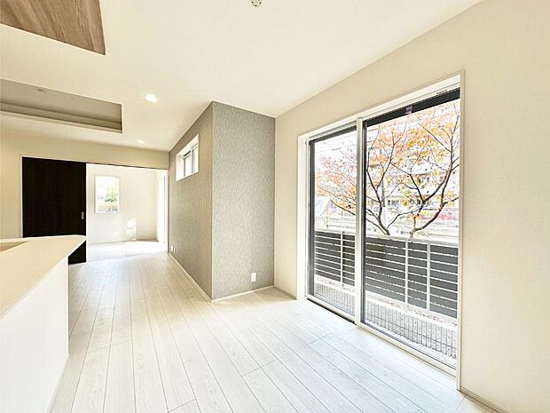 大きな窓からたっぷりの陽光と風を感じられるリビング