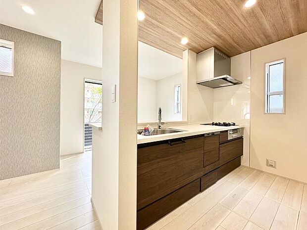 料理をしながらご家族との会話を楽しめる対面カウンターキッチン