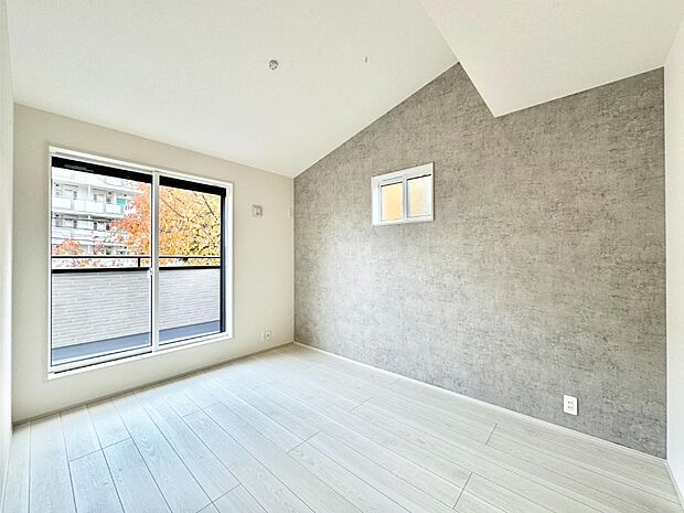 窓からのやさしい光が心地よいプライベートルーム