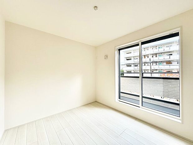 バルコニーが開放感をプラスしてくれる洋室