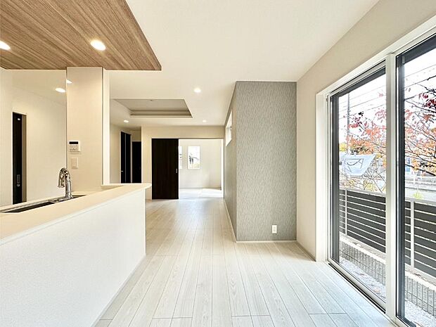 隣接の和室を開放すればさらに広々空間に