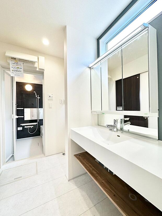 清潔感ある洗面化粧室で朝の身支度も快適