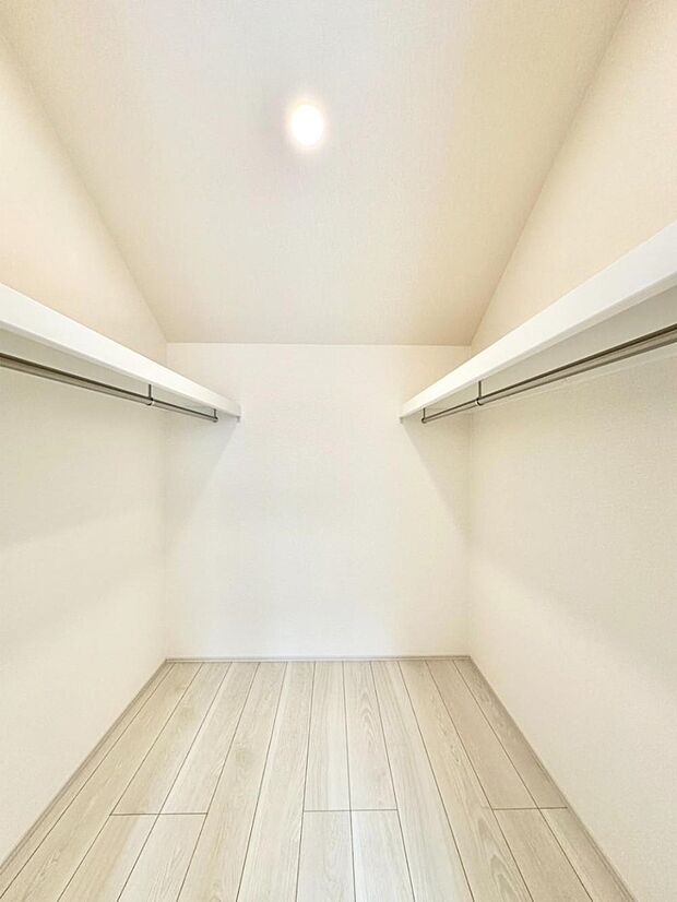 ウォークインクローゼットの活用で生活空間スッキリ