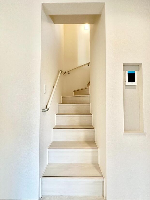 階段は手すり付きなので小さなお子さまやご高齢の方も安心です
