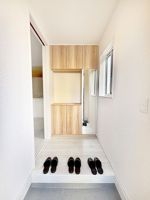 ミラー付きシューズボックスはお出かけ前の身だしなみチェックに便利