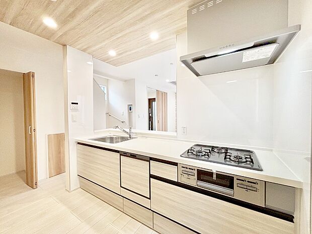 カウンター越しに楽しいおしゃべり。いつものお料理がもっと美味しくなりそうですね。