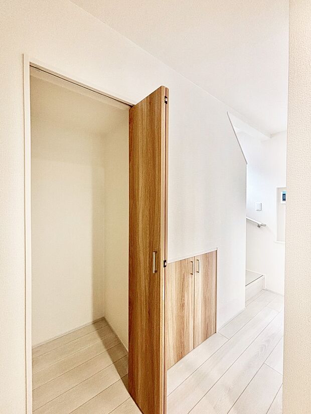 キッチン横収納。食器や食材のストック、日用品の収納など使い方はいろいろ！