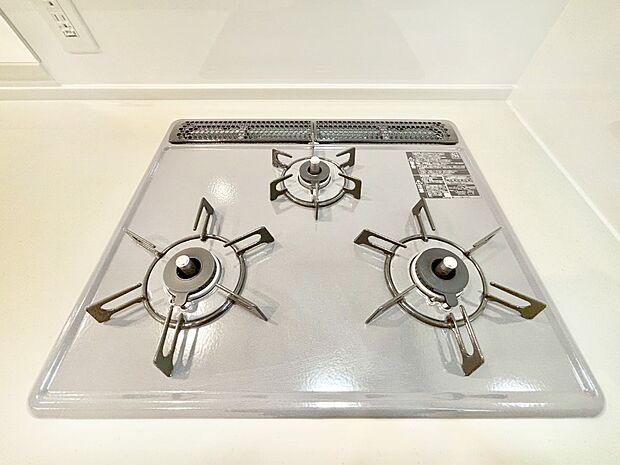 ガスコンロはＳｉセンサー搭載。火力調節や焦げ付き・消し忘れも防いでくれます。