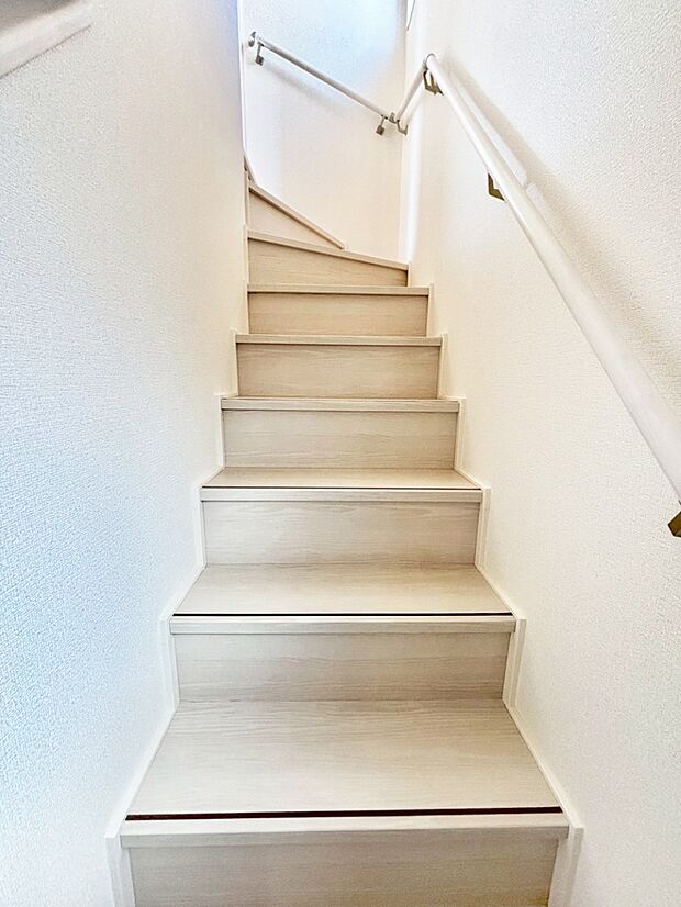 ご家族間のコミュニケーションが深まるリビングイン階段を採用