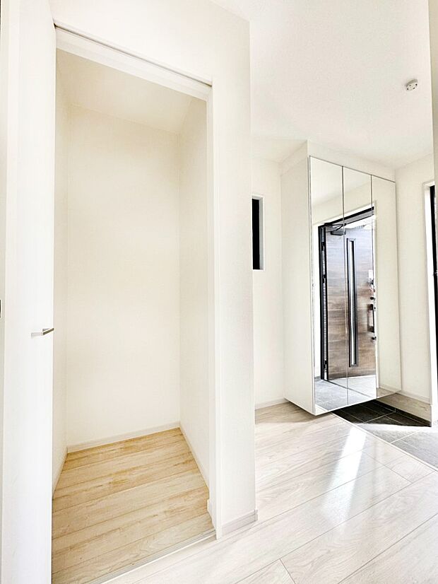 散らかりがちな玄関もスッキリの玄関収納付