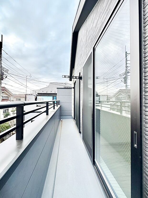 暖かな陽光が降り注ぐバルコニーはお洗濯におすすめ。爽やかな風も心地よいです。 