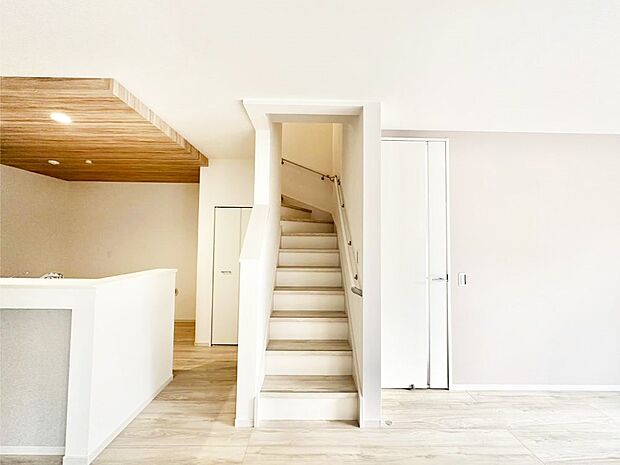 安全性を考慮し階段には手すりを設置しています