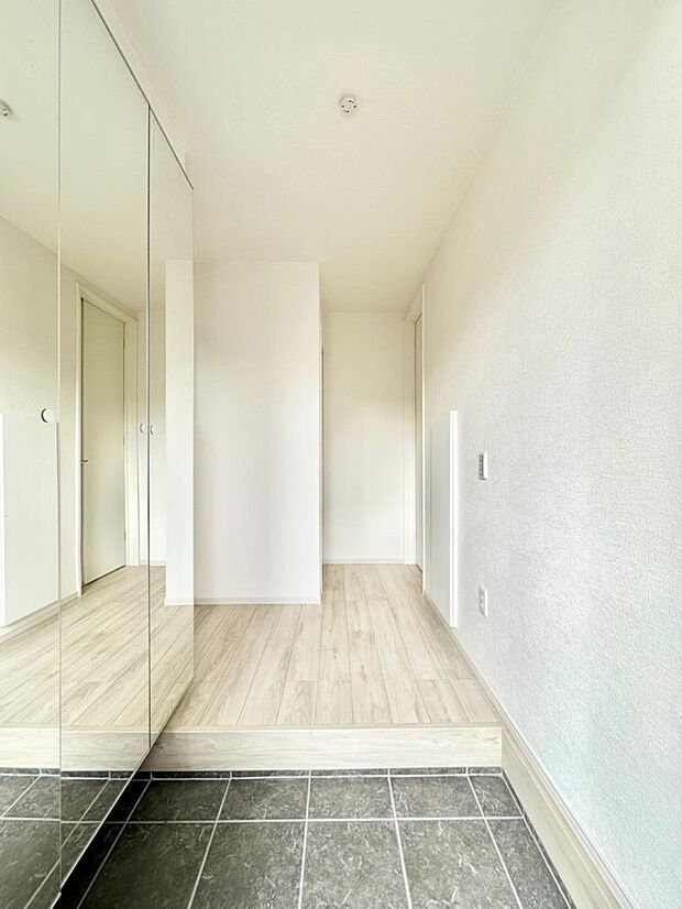 ミラー付きシューズボックスはお出かけ前の身だしなみチェックに便利