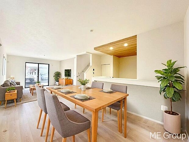 ご家族の賑やかな話し声で包まれる明るいリビング ※家具はCGです