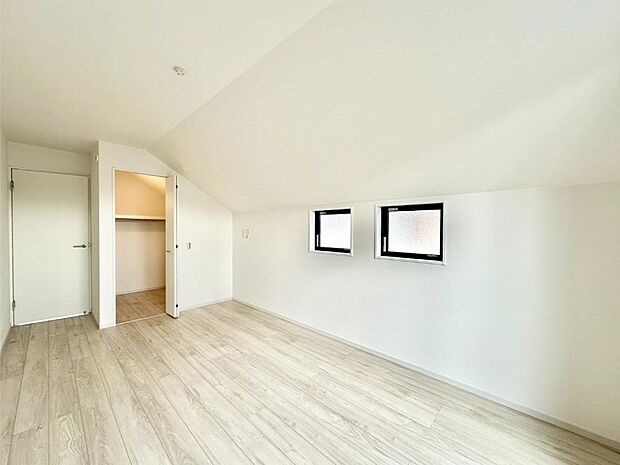 ウォークインクローゼットがあるお部屋。季節ごとの入れ替えも不要で便利です!