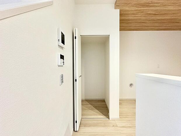 キッチンにはパントリー!食材のストックはもちろん、日用品の収納など使い方はいろいろ!