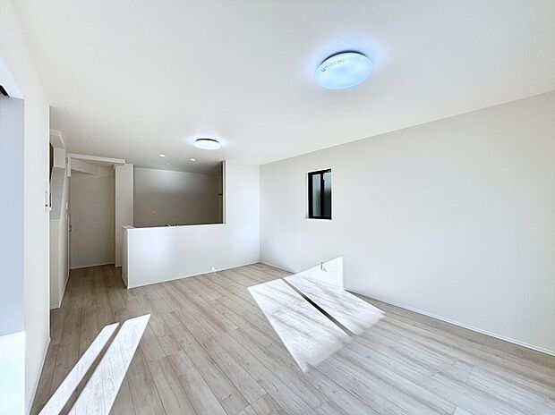 明るい陽光が注ぎ、寛ぎの雰囲気に満たされるリビング・ダイニング。 