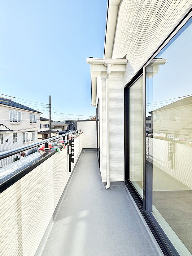 ゆったりバルコニーだから沢山お洗濯ものを干せます。