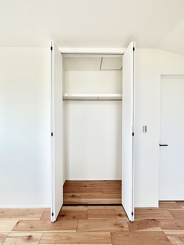 洋室のクローゼット。奥行きがあるので厚手の衣類もすっきり収まります。  