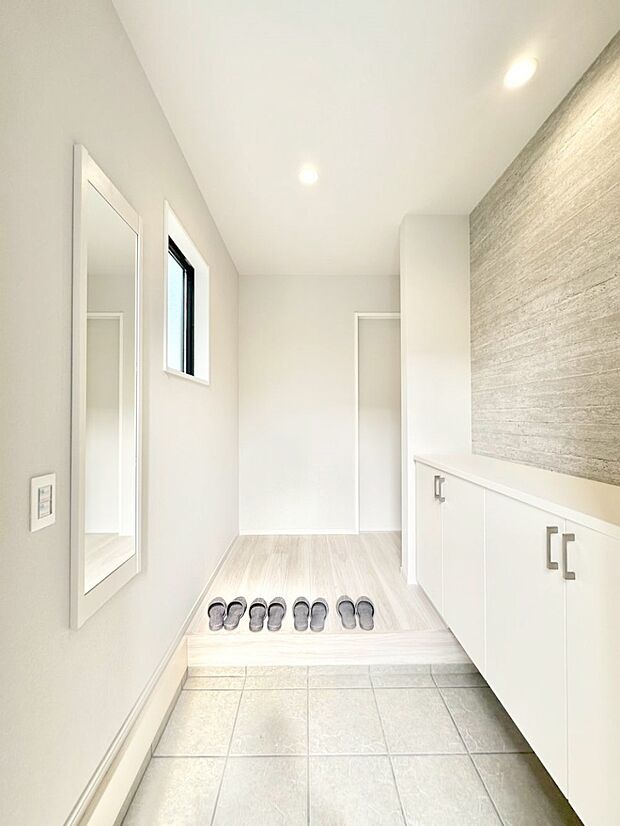 散らかりがちな玄関もスッキリの玄関収納付