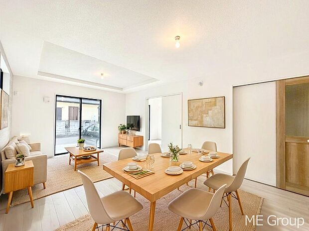 ご家族の賑やかな話し声で包まれる明るいリビング ※家具はCGです