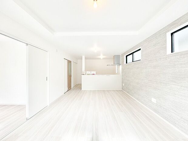 明るい陽光が注ぎ、寛ぎの雰囲気に満たされるリビング・ダイニング。