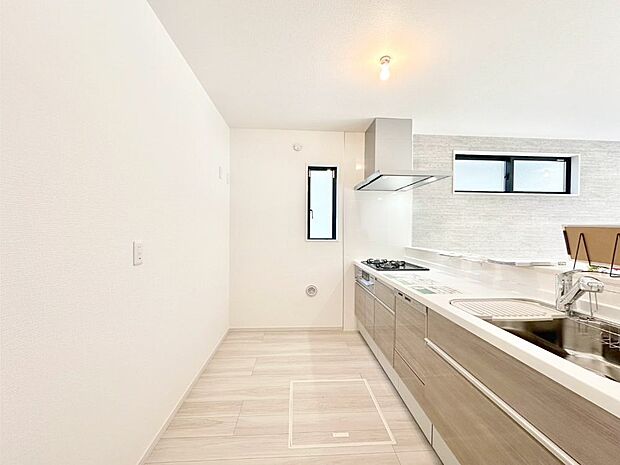 爽やかな風が通り抜けるキッチン。窓があるので明るく換気にも役立ちます。