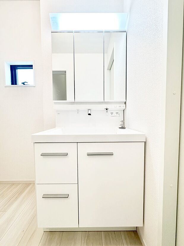 大きく見やすい三面鏡で清潔感ある洗面台は、身だしなみチェックや肌のお手入れにおすすめです。