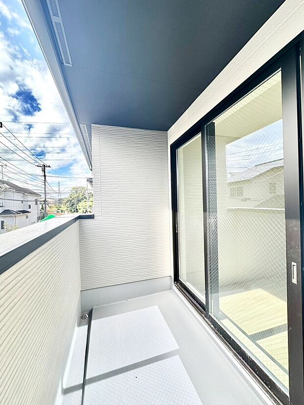 ゆったりバルコニーだから沢山お洗濯ものを干せます。