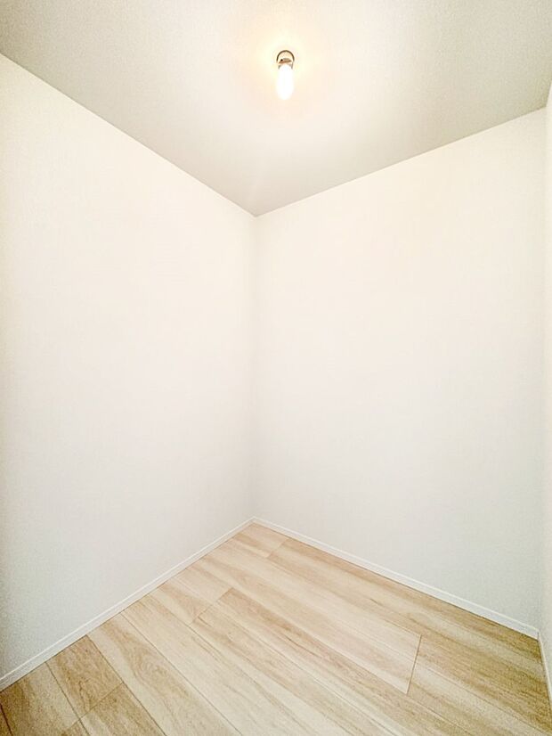 ウォークインクローゼット付きで生活空間を広く利用できます。