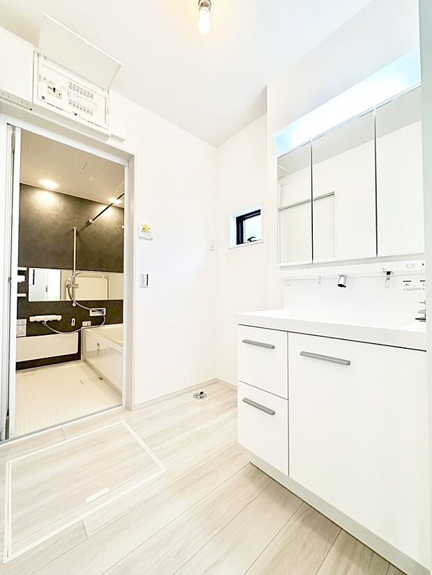 清潔感のある快適空間です。毎日の身支度も気持ち良くお使い頂けます。 