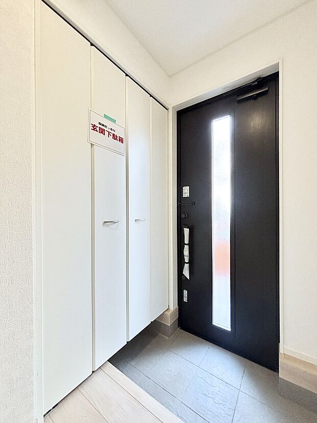 天井まである玄関収納で、家族全員の靴もすっきり収納！ 