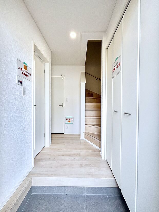 明るい玄関はお客様をお出迎えするのにぴったりです！   