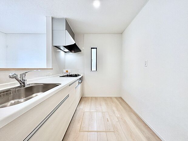 爽やかな風が通り抜けるキッチン。窓があるので明るく換気にも役立ちます。