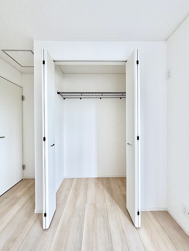洋室のクローゼット。奥行きがあるので厚手の衣類もすっきり収まります。