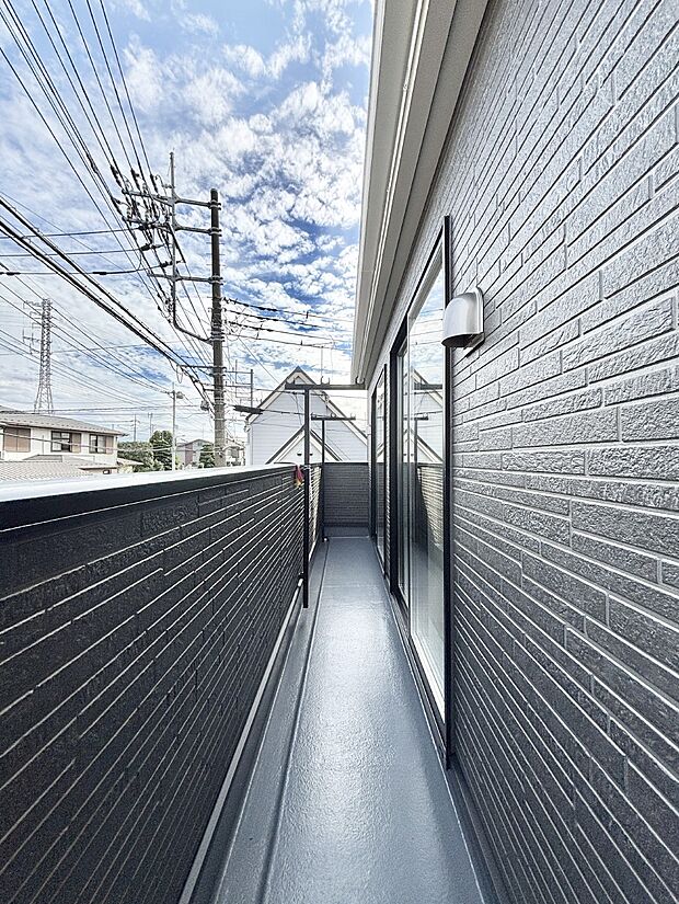 ゆったりバルコニーだから沢山お洗濯ものを干せます。