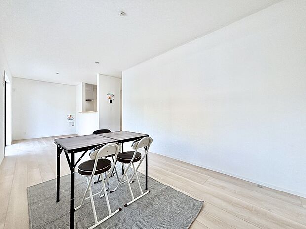 明るい陽光が注ぎ、寛ぎの雰囲気に満たされるダイニング。   